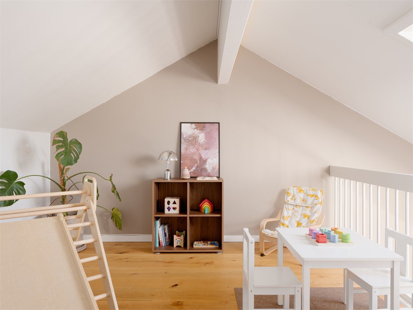 Den gode takhøyden er utnyttet optimalt med denne praktiske og romslige hemsen.