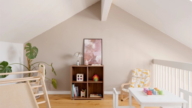 Den gode takhøyden er utnyttet optimalt med denne praktiske og romslige hemsen.