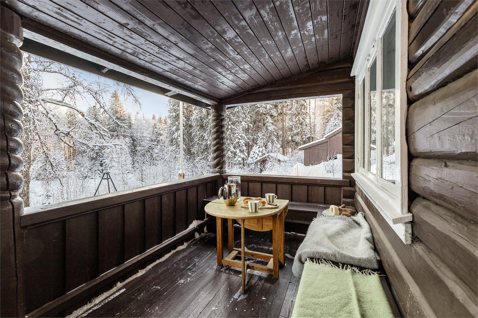 Hytta har en overbygd terrasse ved inngangen – et trivelig sted å nyte morgensolen eller sette seg ned i solveggen etter en dag ute