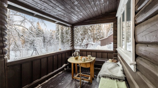 Hytta har en overbygd terrasse ved inngangen – et trivelig sted å nyte morgensolen eller sette seg ned i solveggen etter en dag ute