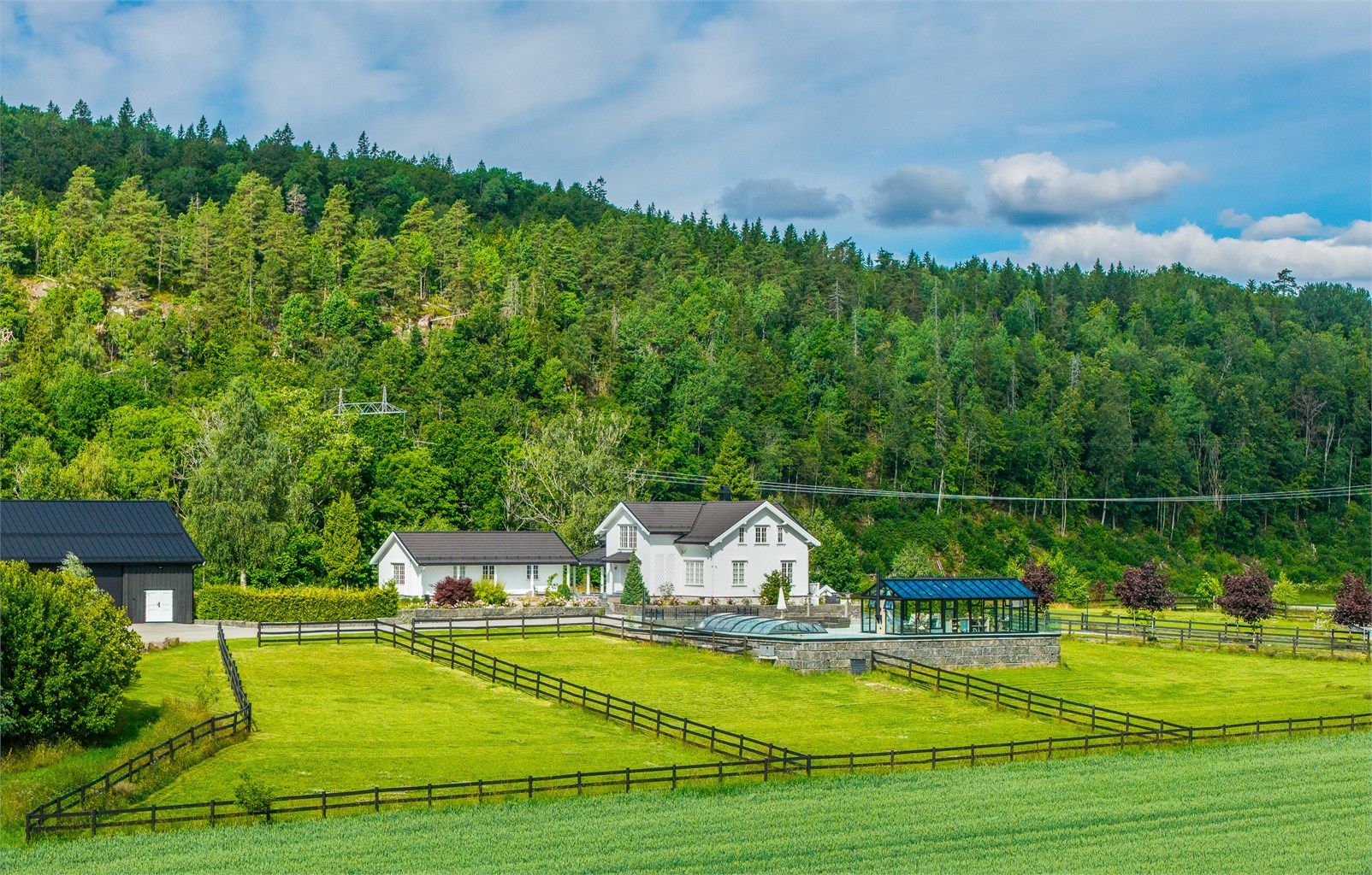 Dette er en sjelden og svært attraktiv landbrukseiendom, idyllisk beliggende i vakre og naturskjønne omgivelser -fantastisk utsikt over åsene. 