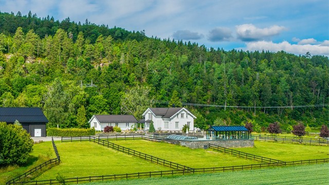 Dette er en sjelden og svært attraktiv landbrukseiendom, idyllisk beliggende i vakre og naturskjønne omgivelser -fantastisk utsikt over åsene.