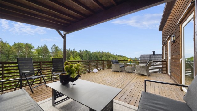 Terrassen har både en romslig overbygd del og et åpent dekke med god plass til flere sittegrupper.