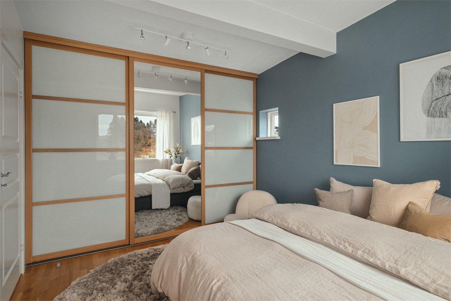 Stilfullt og moderne skyvedørsgarderobe som gir en luftig romfølelse