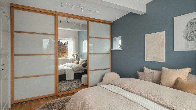 Stilfullt og moderne skyvedørsgarderobe som gir en luftig romfølelse