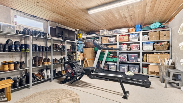 Kjellerbod med rikelig lagringsplass