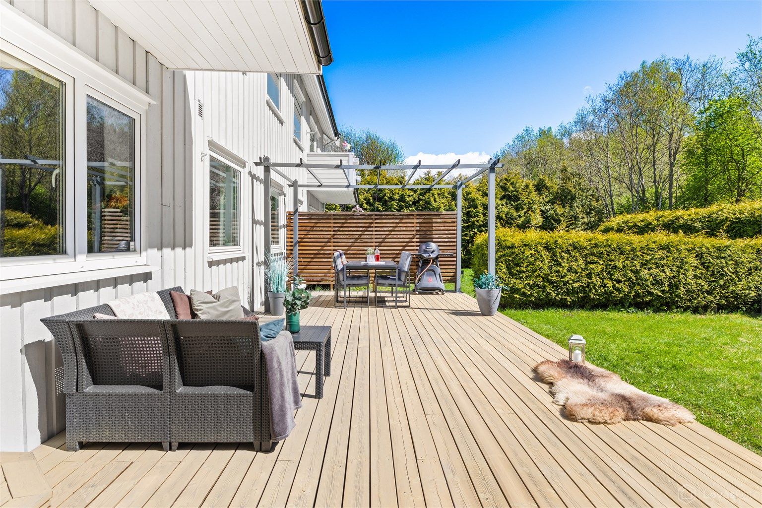Terrassen er bygget i trekonstruksjon og har rikelig med plass for både loungegruppe og spisebord.