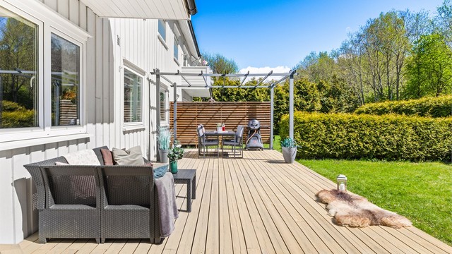 Terrassen er bygget i trekonstruksjon og har rikelig med plass for både loungegruppe og spisebord.