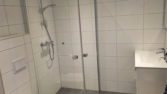 Et innbydende bad finner du til venstre fra gangen og har flislagte overflater på vegger og gulv.