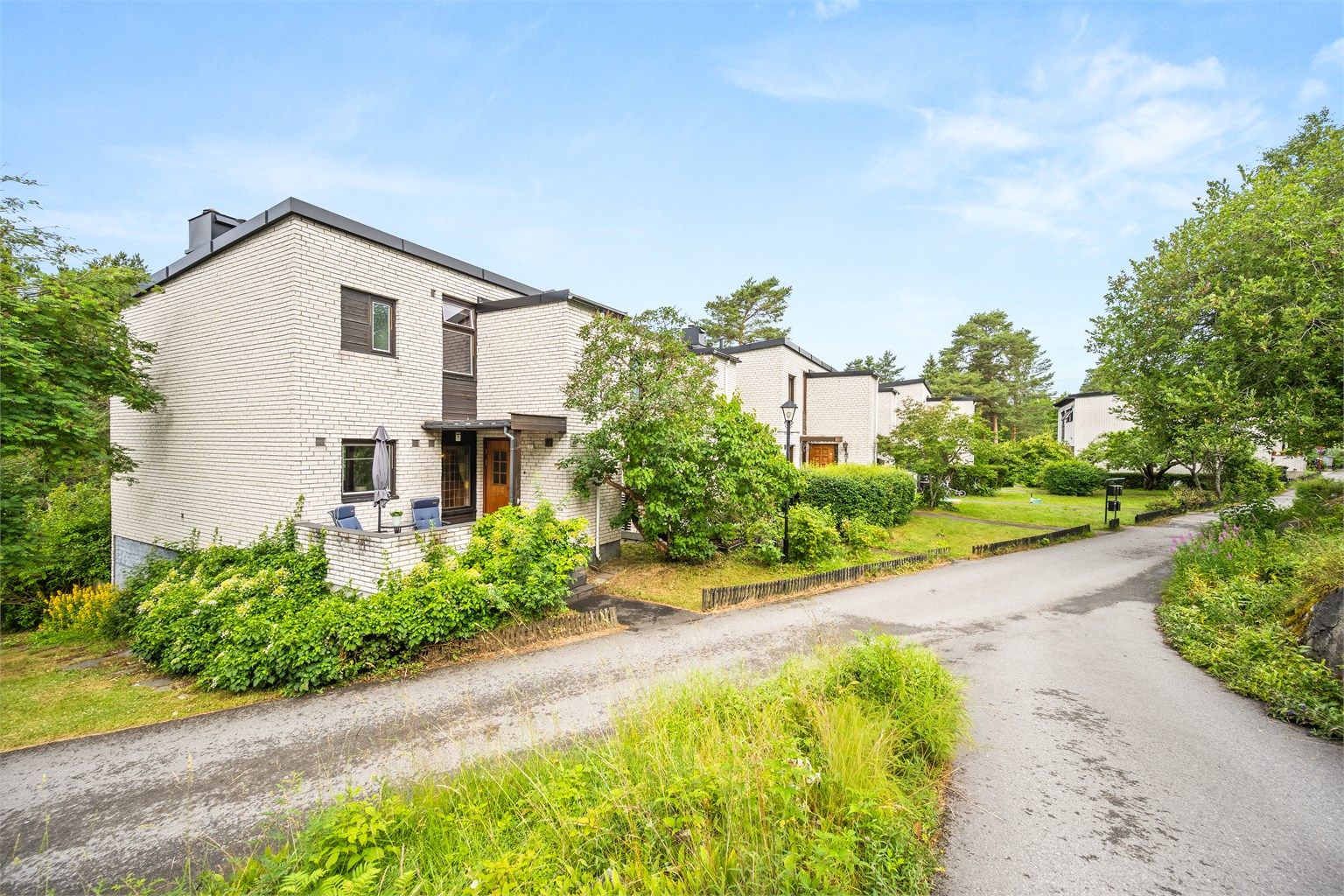 Boligen ligger tilbaketrukket i et rolig og barnevennlig område.