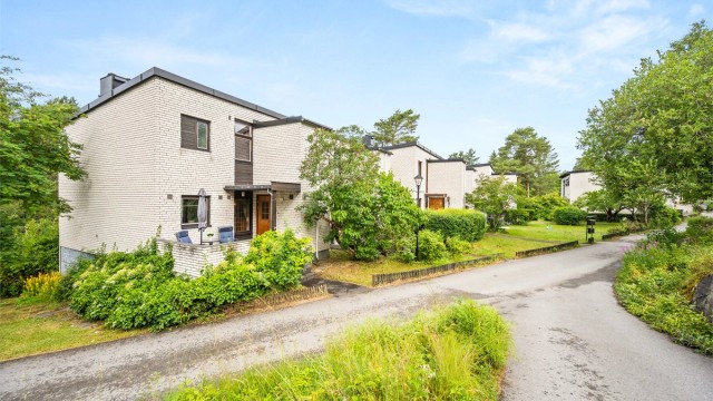 Boligen ligger tilbaketrukket i et rolig og barnevennlig område.