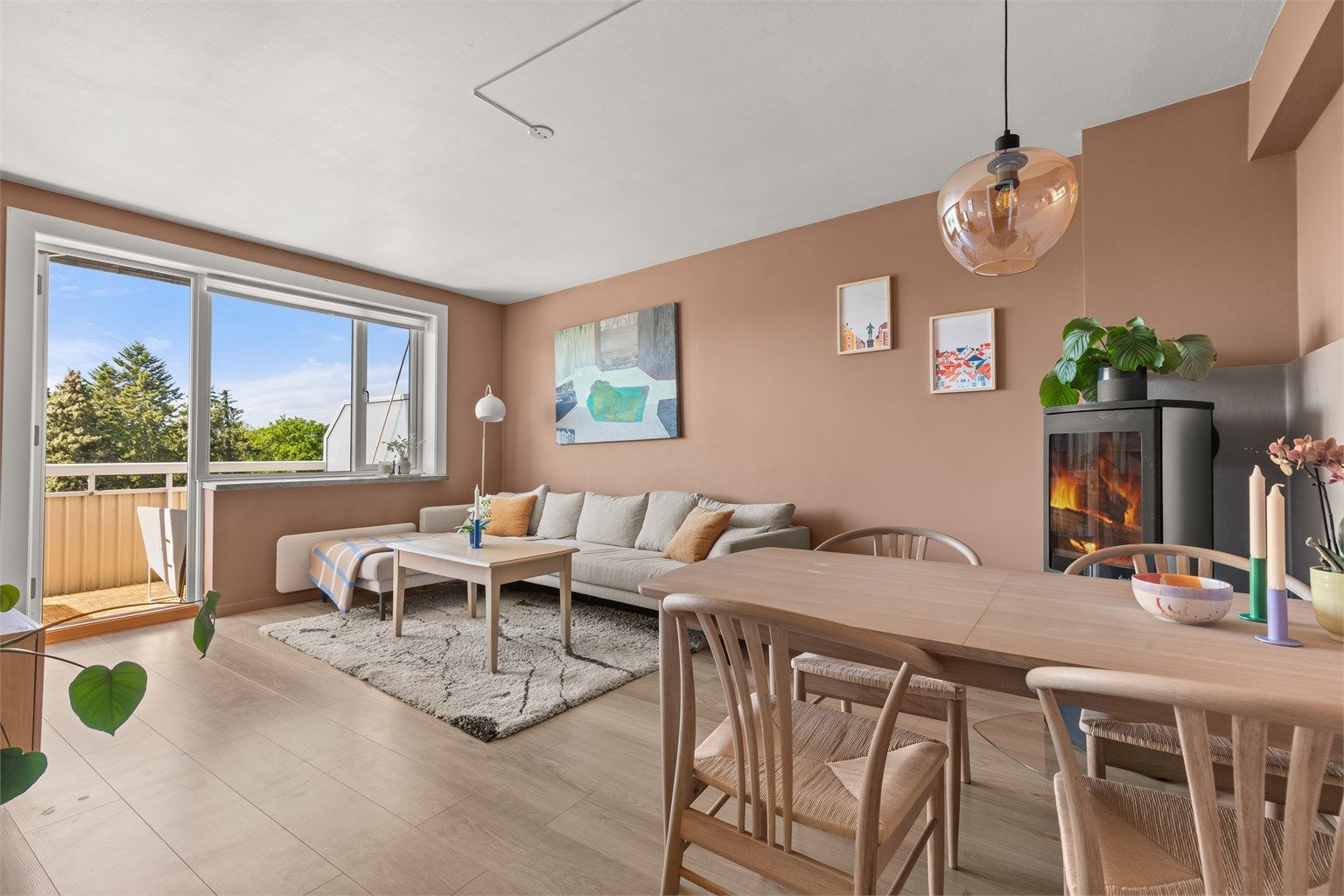 Krogsveen v/Simen Istre Grevskott har gleden av å presentere denne delikate og tiltalende 3-roms andelsleiligheten. 