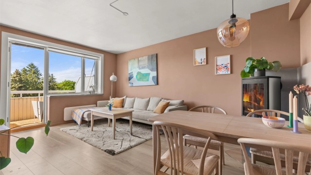 Krogsveen v/Simen Istre Grevskott har gleden av å presentere denne delikate og tiltalende 3-roms andelsleiligheten.