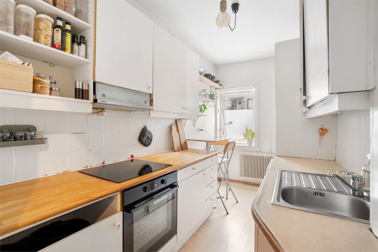 En 5-roms selveierleilighet med godt utnyttet planløsning beliggende stille og tilbaketrukket mot gårdsrom.