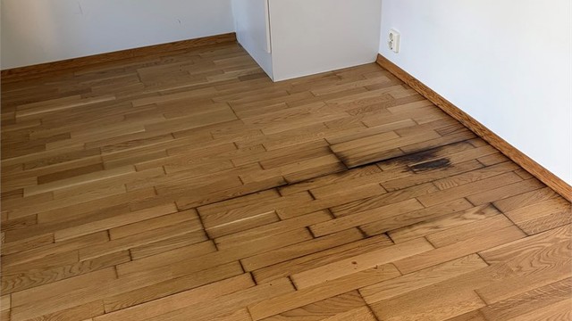 Grunnet vannskader på parketten på soverommet har parketten blitt vurdert til TG3 (tilstandsgrad 3) og må byttes. Se supplerende tekst i tilstandsrapporten.