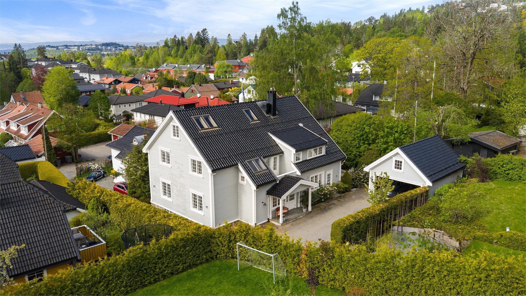 Eiendommen fra 1912 kombinerer klassisk arkitektur med en stor, opparbeidet tomt og flere uteplasser.