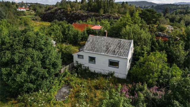 Idyllisk nedlagt småbruk i Tveitevågen på Askøy. Eiendommen har en meget attraktiv og fin beliggenhet med svært gode solforhold. Eiendommen er ca. 48 dekar.
