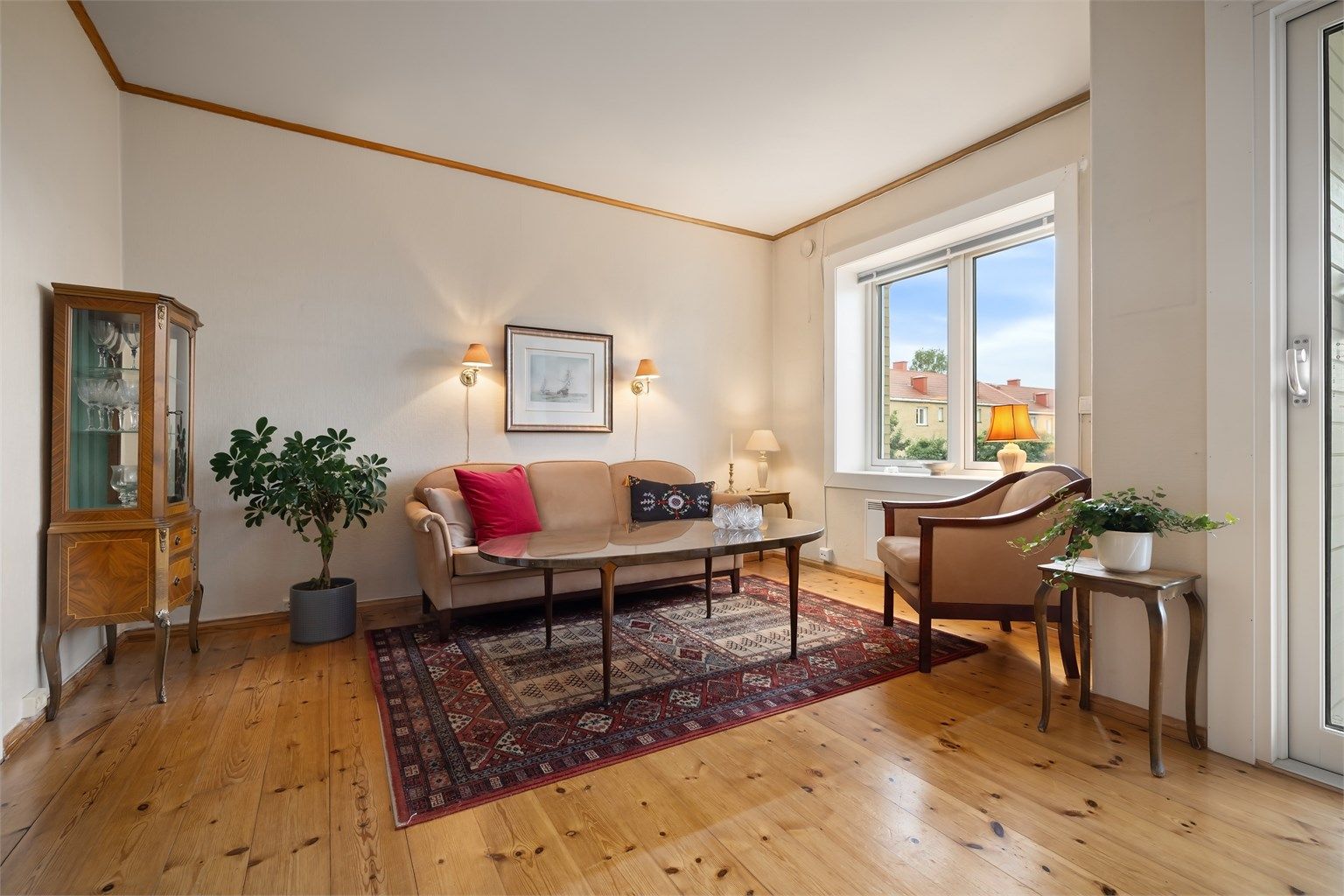 Det er god plass til både sofa og spisebord i stuen