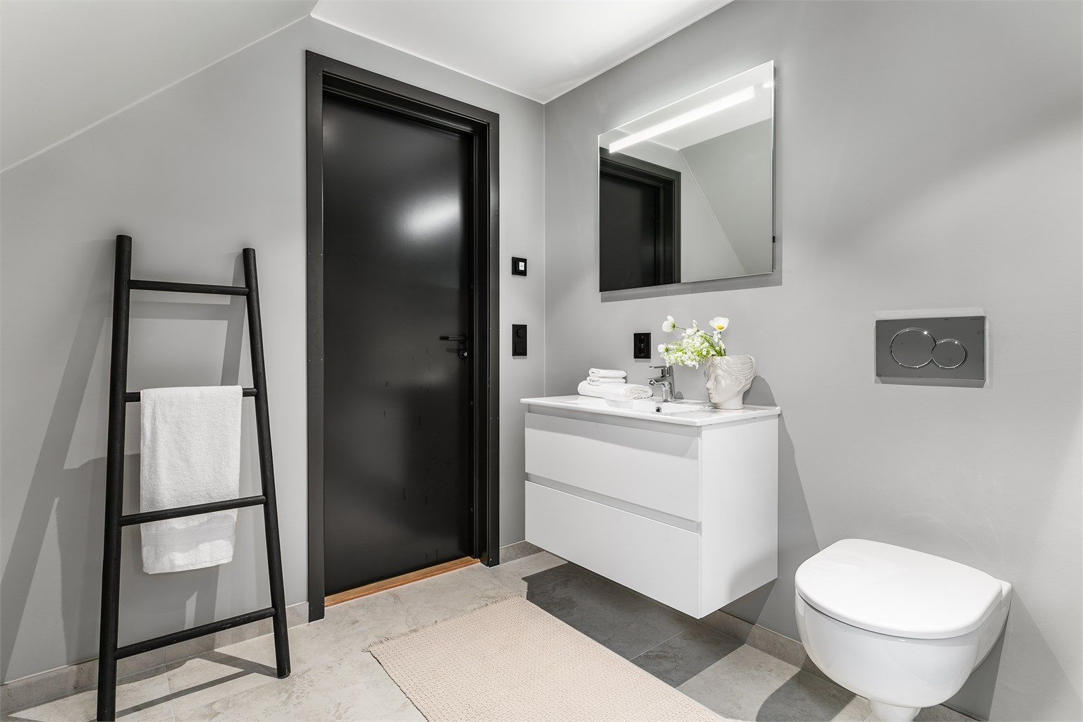 Det opprinnelige badet i andre etasje er revet ned og gjenoppbygget med moderne standard. Rør er samtidig skiftet ut.