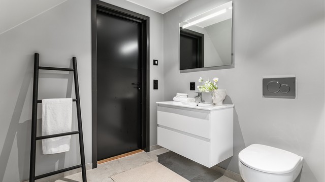 Det opprinnelige badet i andre etasje er revet ned og gjenoppbygget med moderne standard. Rør er samtidig skiftet ut.