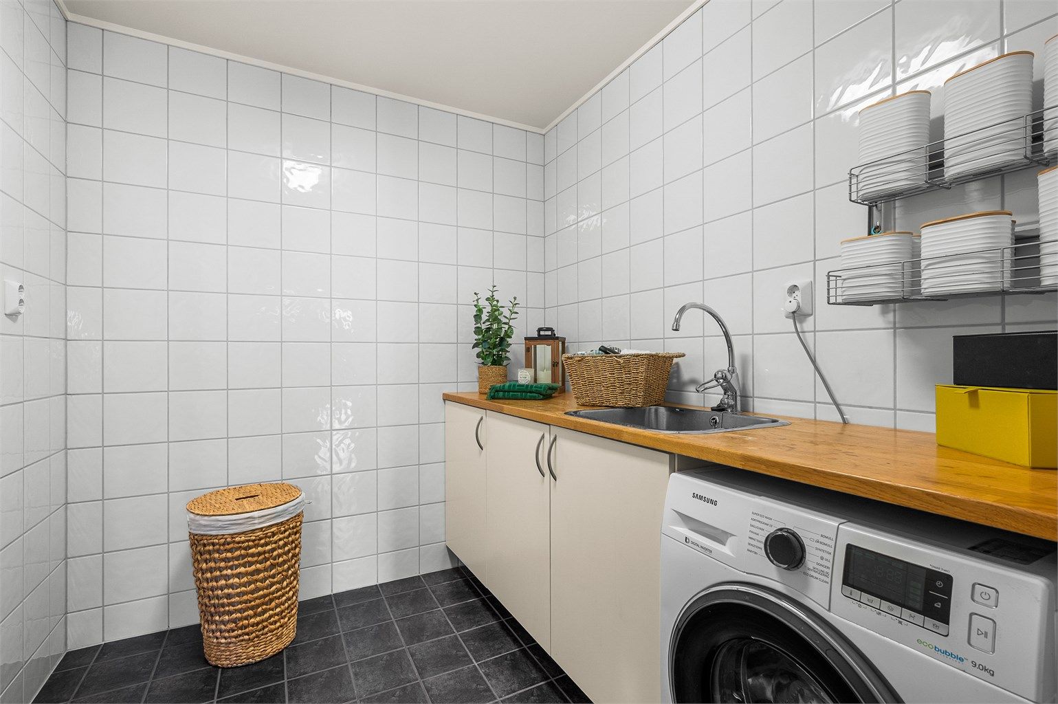 Vaskerommet er opprinnelig byggemeldt som en større bod. Det er ikke søkt bruksendring fra tilleggsdel til hoveddel. Kjøper overtar alt ansvar, eventuell kostnad og risiko forbundet med dette. 