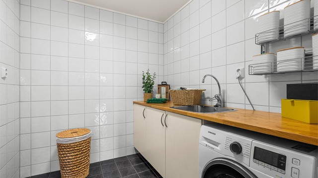 Vaskerommet er opprinnelig byggemeldt som en større bod. Det er ikke søkt bruksendring fra tilleggsdel til hoveddel. Kjøper overtar alt ansvar, eventuell kostnad og risiko forbundet med dette.