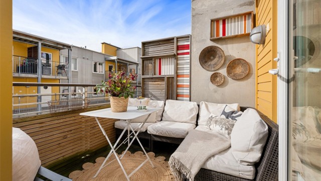 Adkomst fra stue til balkong på 6 m². Balkongen fungerer som en forlengelse av stuen på sommerstid
