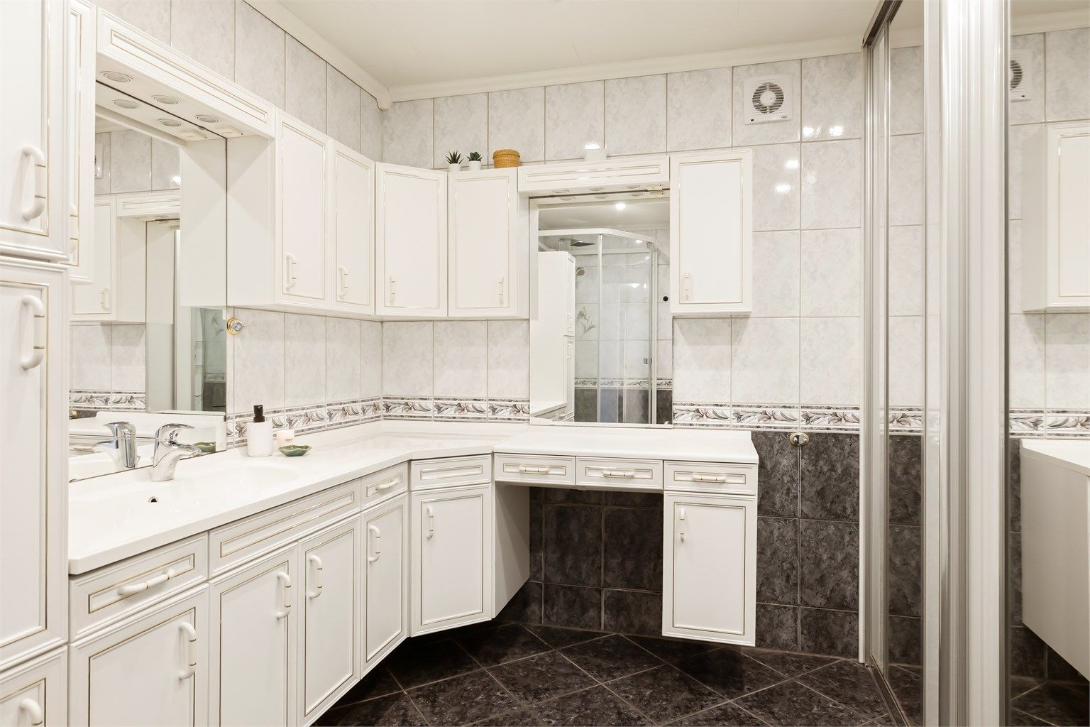 Meget god oppbevaringsplass -  Skyvedører med speilfronter 