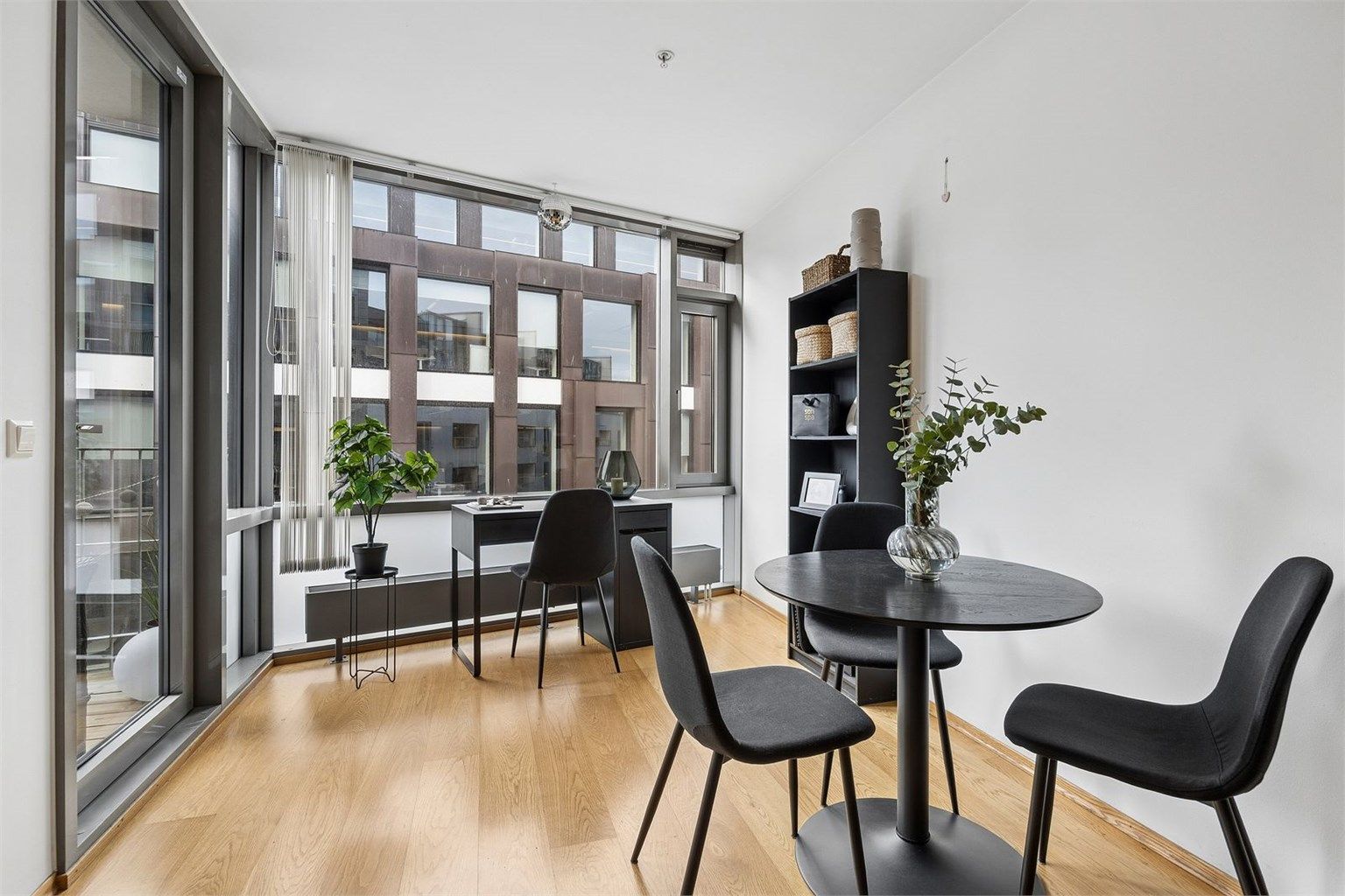 Lys og luftig stue med utgang til balkong