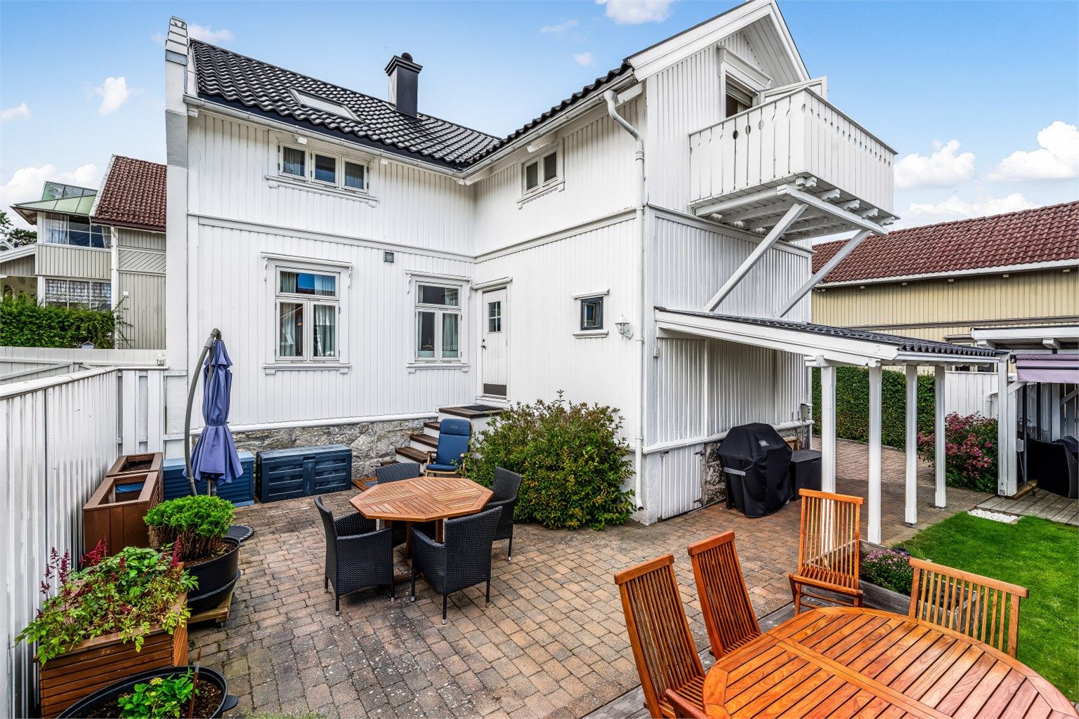 Bakhagen er usjenert og har flere områder hvor du kan samle familie og venner til en sammenkomst. 