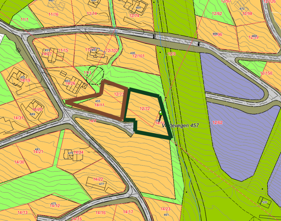 Tomt nr. 122(Viddevegen 457) består av 2 gnr og bnr. Tomten ligger helt inntil alpinbakken (Ski inout)
