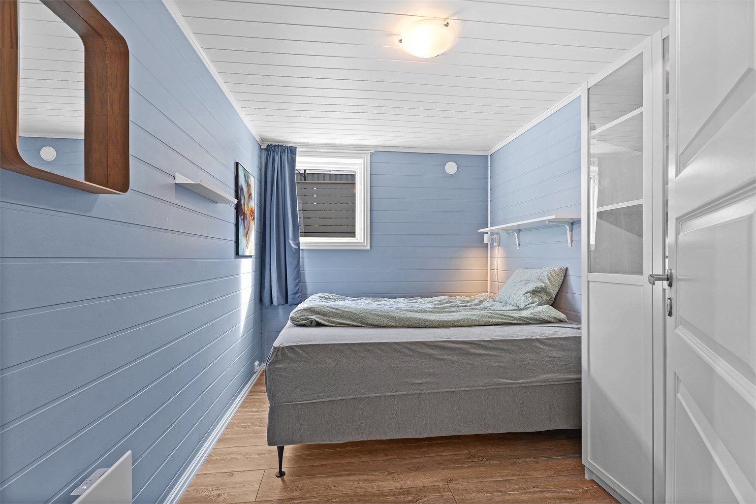 Behagelig soverom med plass til det du måtte trenge (Soverom 4, underetasjen)