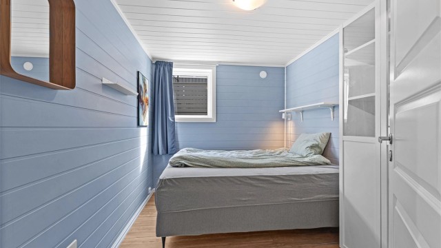 Behagelig soverom med plass til det du måtte trenge (Soverom 4, underetasjen)