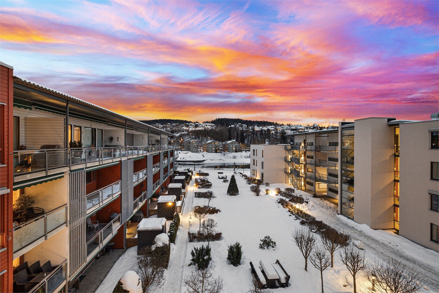 Fra stuen er det utgang til en romslig balkong med gode solforhold og utsikt mot Nitelva.