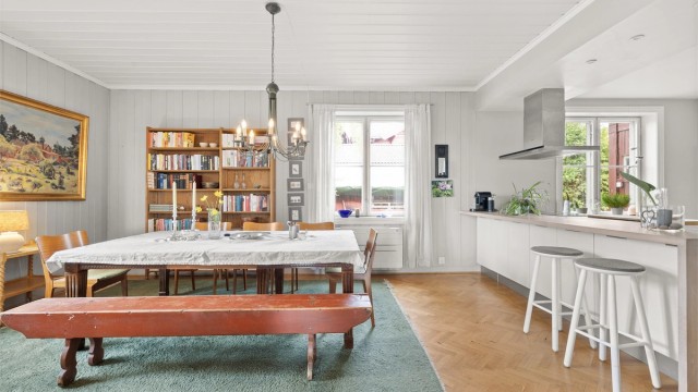 Kjøkkenet fra 2012 har en delvis åpen løsning mot spisestuen, med en praktisk kjøkkenøy.