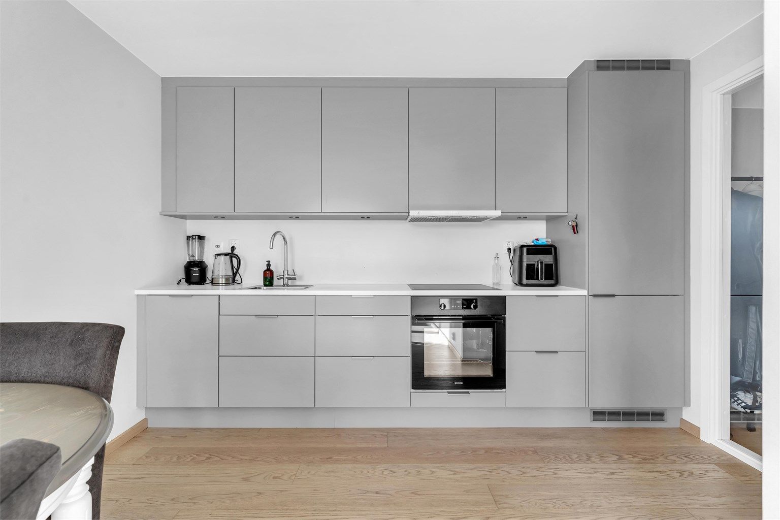 Moderne kjøkken med integrerte hvitevarer