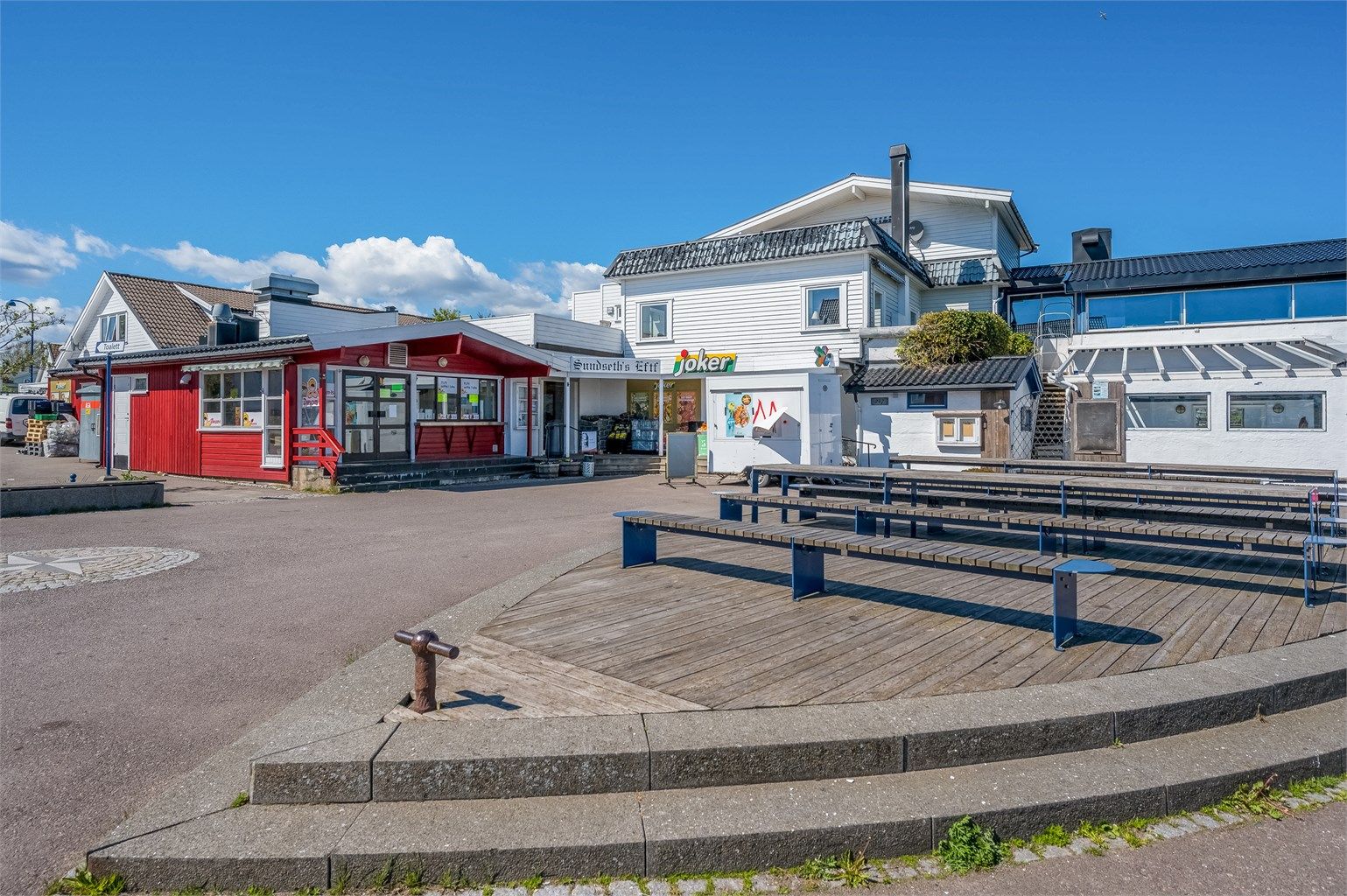 Hyggelige restauranter og isbar på Hvasser, samt mange hyggelige strand- og badeområder. 