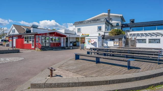 Hyggelige restauranter og isbar på Hvasser, samt mange hyggelige strand- og badeområder.