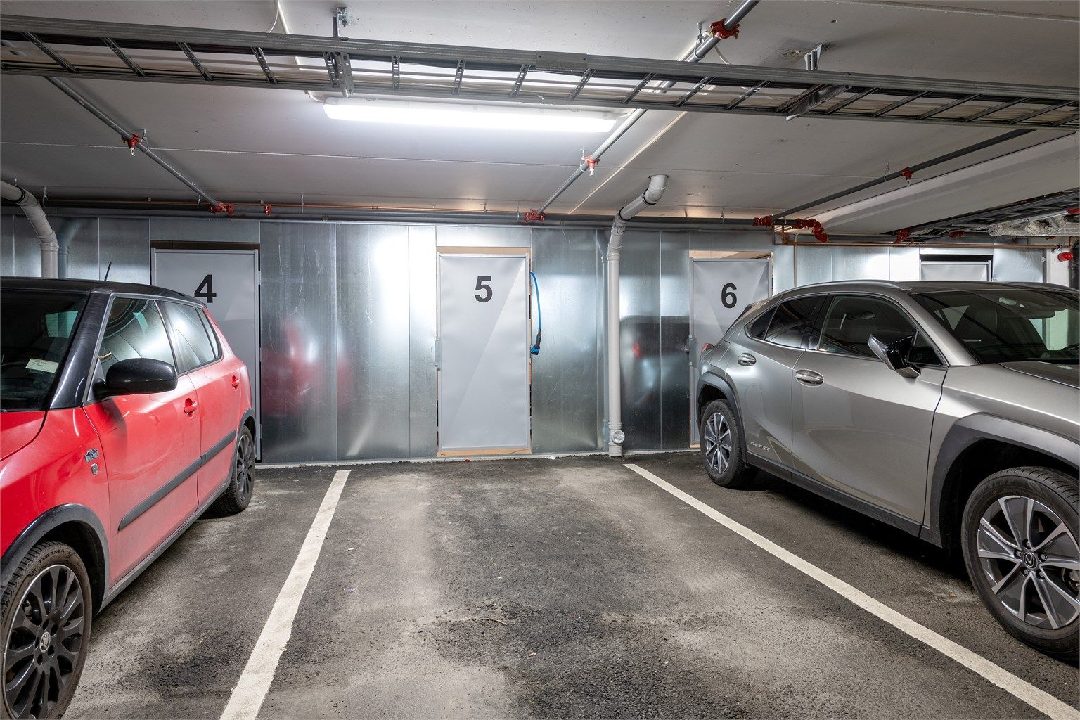 Leiligheten har egen parkeringsplass i parkeringskjeller med bod i bakkant