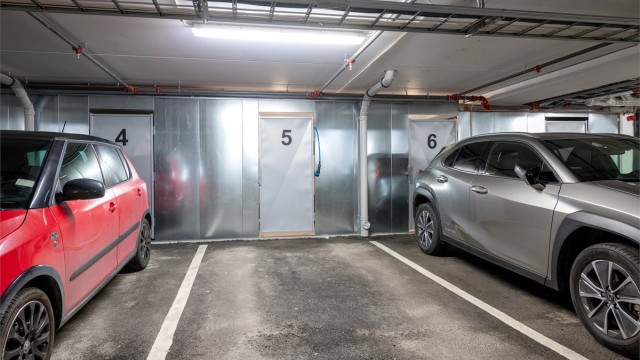 Leiligheten har egen parkeringsplass i parkeringskjeller med bod i bakkant