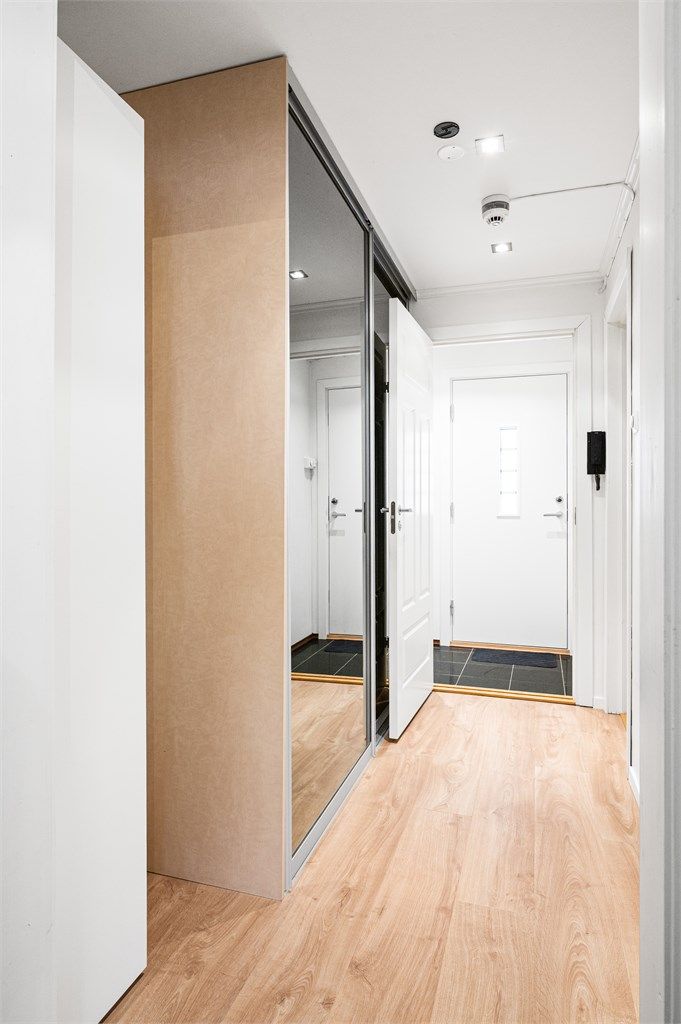 Leiligheten disponerer tre boder på til sammen 9 m², som gir svært gode lagringsmuligheter.