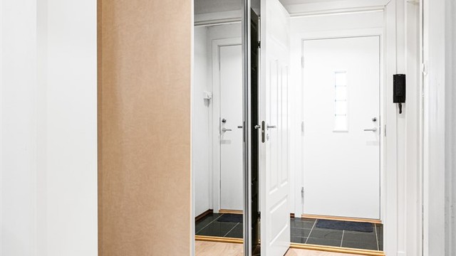 Leiligheten disponerer tre boder på til sammen 9 m², som gir svært gode lagringsmuligheter.