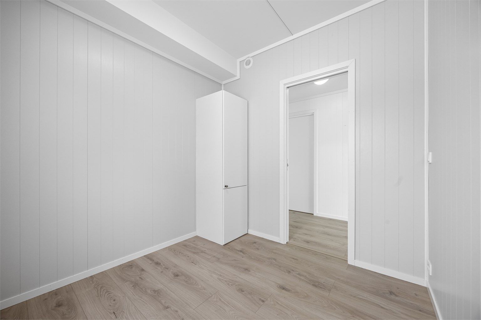 Soverom med garderobeskap.