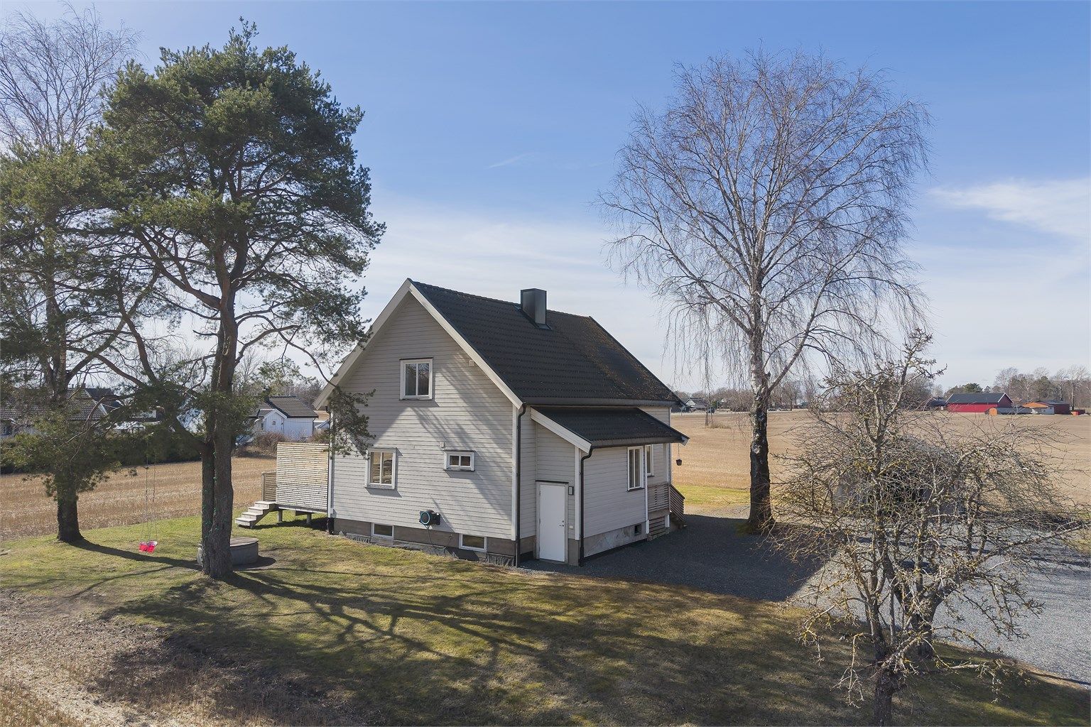 Eiendommen ligger i Såstad, et etablert og rolig boligområde i Dilling/Moss.