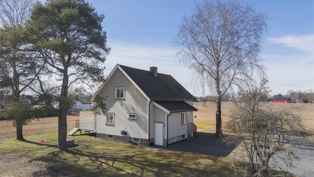 Eiendommen ligger i Såstad, et etablert og rolig boligområde i Dilling/Moss.