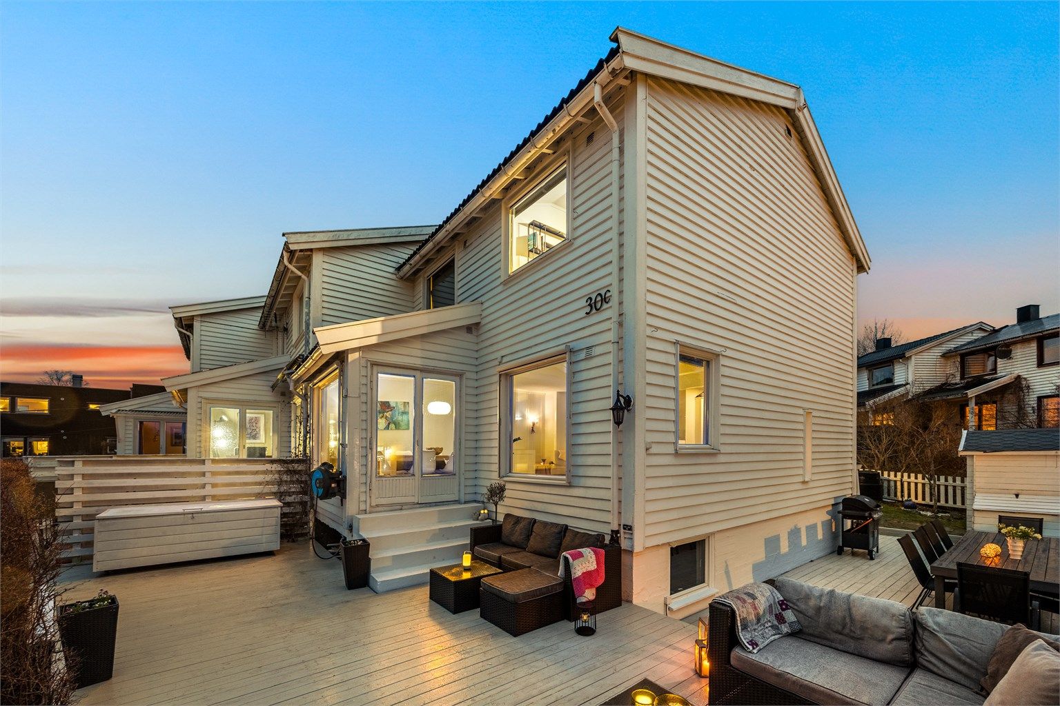 Velkommen til Brattvollveien 30C! Et innholdsrikt enderekkehus over tre plan med store, usjenerte uteplasser og en familievennlig planløsning.