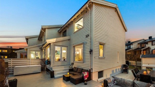 Velkommen til Brattvollveien 30C! Et innholdsrikt enderekkehus over tre plan med store, usjenerte uteplasser og en familievennlig planløsning.