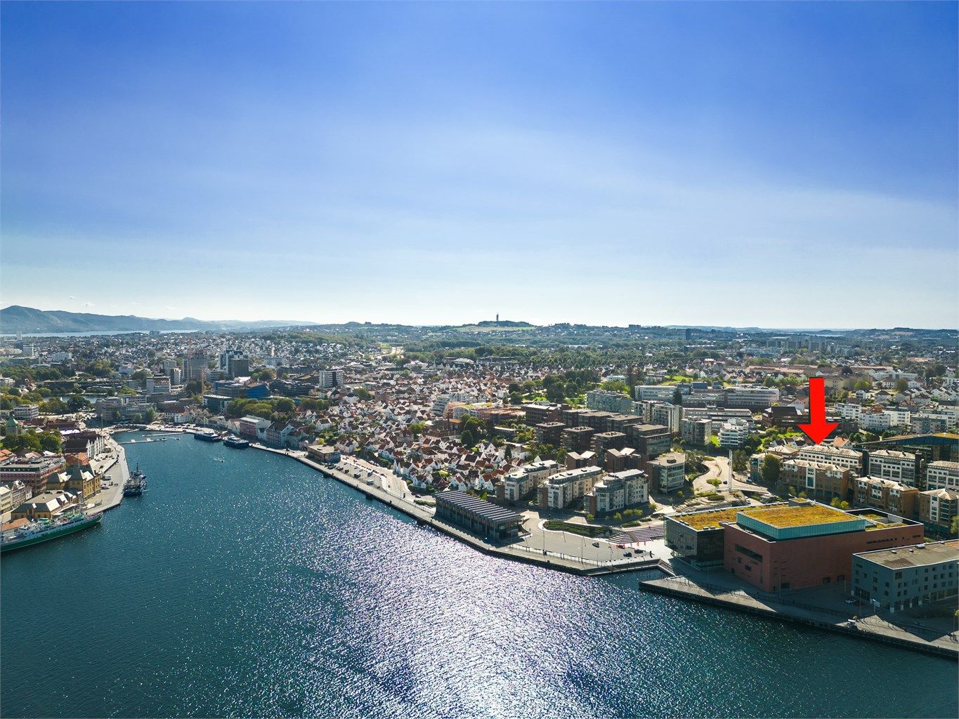 Bjergsted Terrasse 10, er en flott, romslig og innholdsrik toppleilighet midt i hjertet av Stavanger. Meget sentrumsnær beliggenhet like ved Bjergstedsparken og Konserthuset, samtidig som tilbaketrukket.