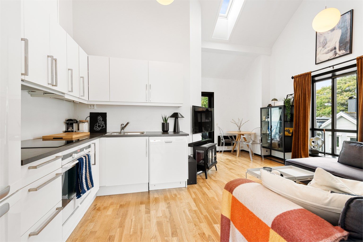 Krogsveen Sunnmøre v/ Eiendomsmegler Nina Ormseth Pettersen har gleden av å presentere Steinvågvegen 37E.