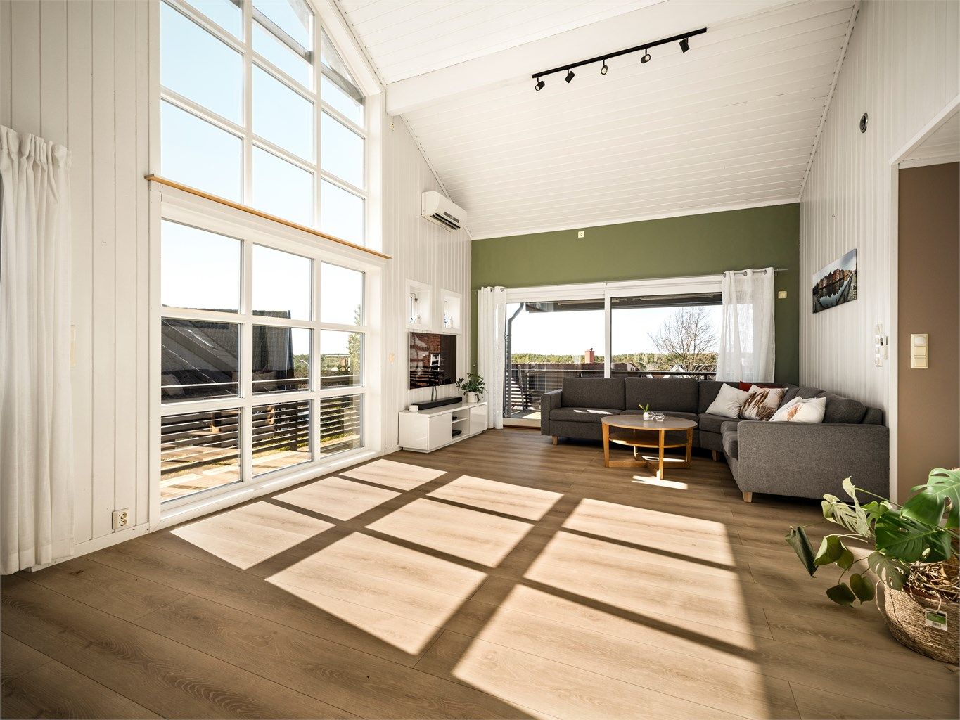 Stuen og nær alle øvrige rom har vannbåren gulvvarme. Stuen er i tillegg utstyrt med luft-luft varmepumpe.